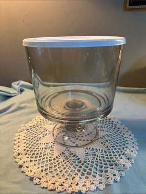 The Pampered Chef Clear Glass Pedestal Trifle Bowl with White Lid